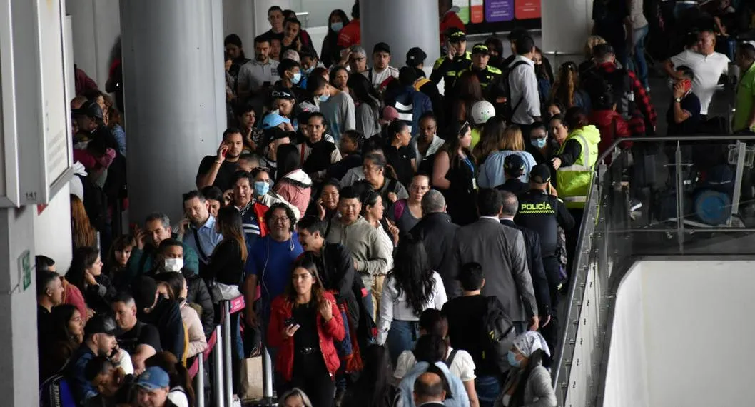 Imagen de pasajeros en el aeropuerto El Dorado, que fue lugar donde miles de personas resultaron afectadas por la cancelación de vuelos por la quiebra de Ultra Air