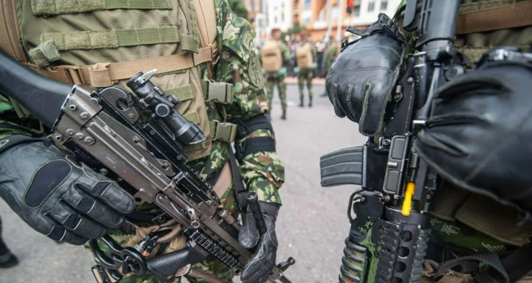 Foto de militares con armas a propósito de salida de más de 748 soldados del Ejército de Colombia