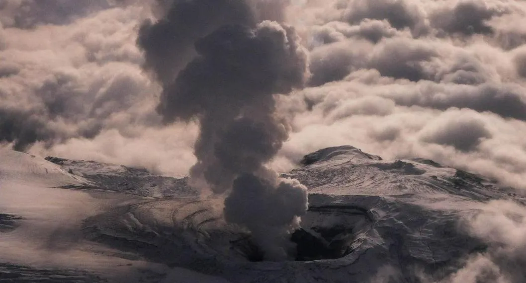 Foto del volcán Nevado del Ruíz a propósito de la evacuación de 40 familias en riesgo por erupción