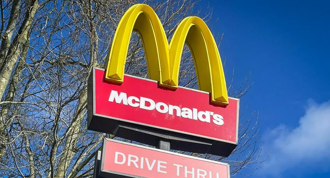 McDonald's anuncia que despedirá empleados en Estados Unidos y envía a varios a trabajar a sus casas.