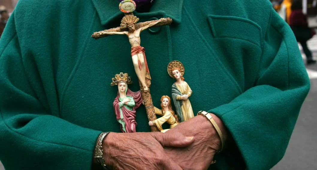 Persona sosteniendo figuras religiosas ilustra nota sobre los lugares donde no se conmemora la Semana Santa.