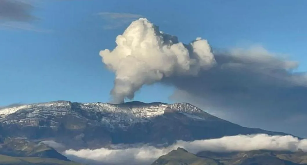 Foto de la fumarola del Nevado del Ruiz, a propósito de su constante actividad