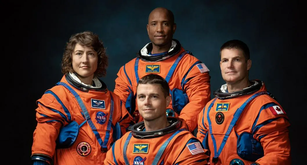 Miembros de la tripulación de la misión Artemis II (de izq. a dcha.) los astronautas de la NASA Christina Hammock Koch, Reid Wiseman (sentado), y Victor Glover, y el astronauta de la Agencia Espacial Canadiense Jeremy Hansen, que despegarán en noviembre de 2024 desde Florida (EE.UU.) a bordo de la nave Orion y el potente cohete SLS.