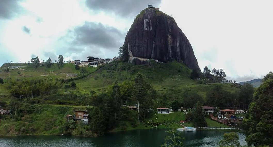 Indignación por video de pareja en la Piedra del Peñol, uno de los atractivos turísticos más visitados en Antioquia, junto al embalse de Guatapé.