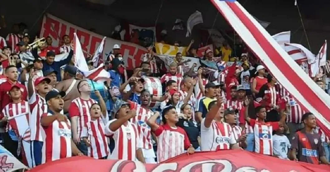 Hinchas del Junior les hicieron pancarta a los jugadores.