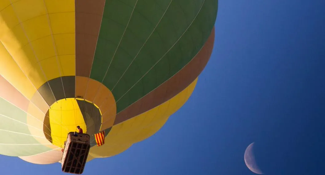 Foto de globo aerostático a propósito de piloto que afirma haber perdido la memora tras incendio de su globo en México