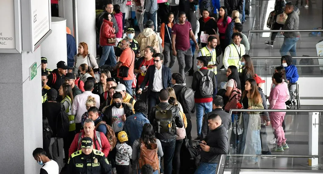 Cientos de pasajeron en el aeropuerto El Dorado, a propósito de que el Ministerio de Salud estudia eliminar el uso de tapabocas en aviones y aeropuertos.