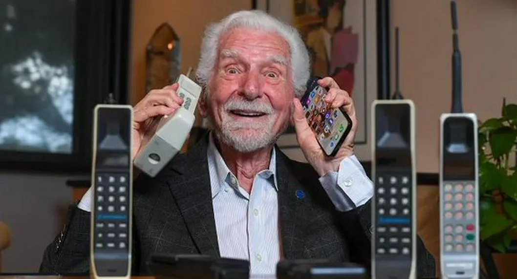 Martin Cooper, directivo de Motorola, con el prototipo del primer celular en su mano derecha y uno ms moderno en su mano izquierda.