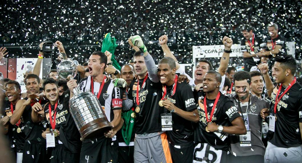 Mineiro celebra con el trofeo de la Libertadores. Vea a los 10 equipos que más han ganado la Copa Libertadores.