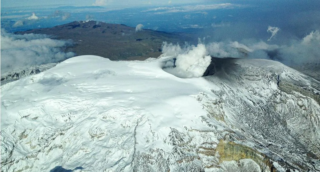 El volcán NEvado del Ruiz, que siguió emitiendo fumarola y permanece en alerta naranja este lunes 3 de abril.