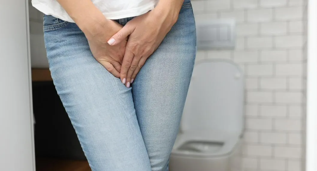 Foto de una mujer en el baño, a propósito del artículo sobre el dolor al orinar, por qué sucede y la manera de tratar esta dolencia.