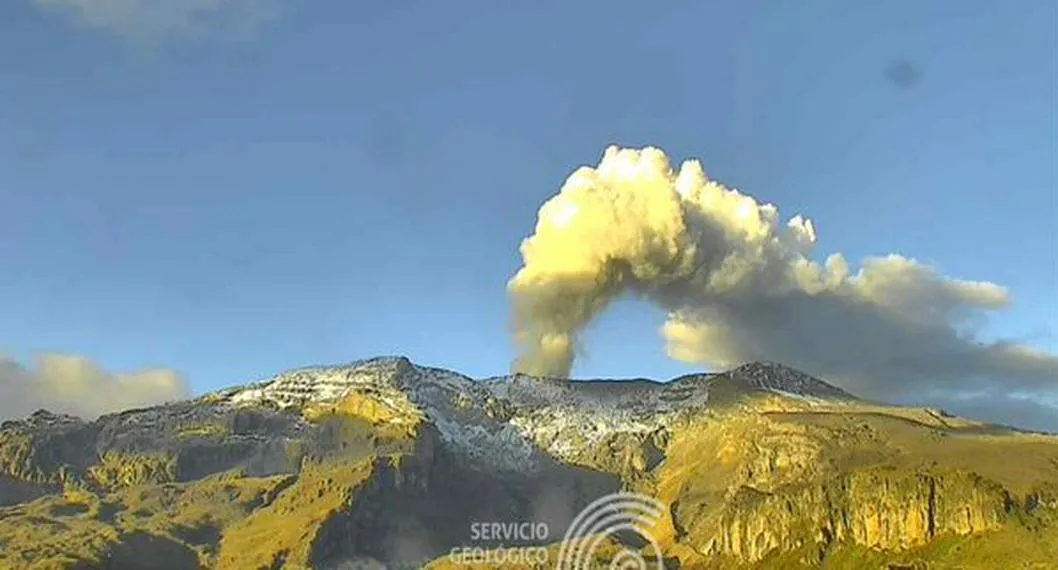 Volcán Nevado del Ruiz, que entró en actividad, está en alerta naranja y se han ordenado evacuaciones en municipios aledaños. Esto dijo el director de l UNGRD