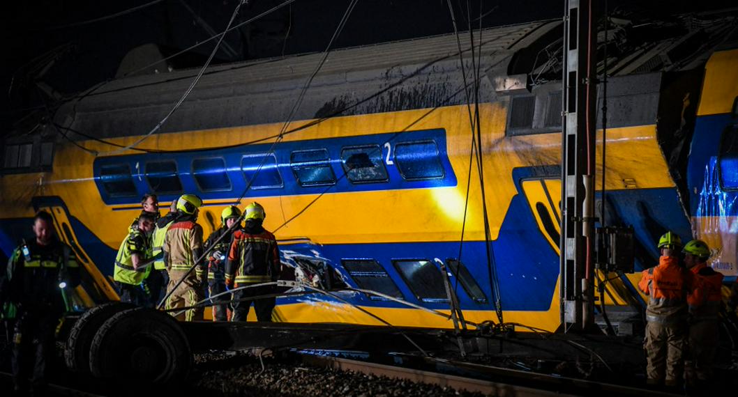 Tren que chocó y se descarrilló este martes 4 de abril entre Ámsterdam y La Haya, en Países Bajos.