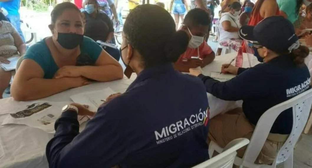 Foto de funcionarios de Migración Colombia ayudando a venezolanos, para ilustrar artículo sobre que se vence el plazo para que migrantes venezolanos reclamen su PPT