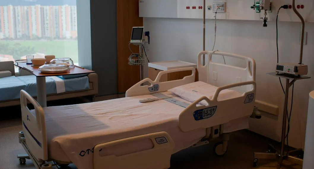 Foto de la cama de un hospital para ilustrar artículo sobre cuándo se podrían acabar las EPS en Colombia. 