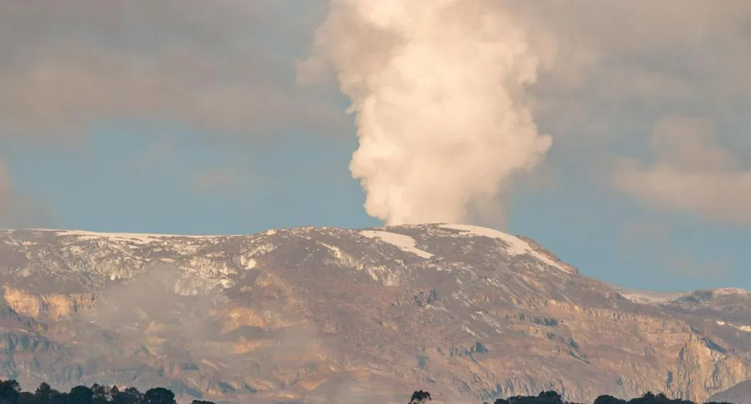 Emisión de ceniza del volcán Nevado del Ruiz, que este lunes 3 de abril registró menos actividades sísmicas, pero sigue en alerta naranja