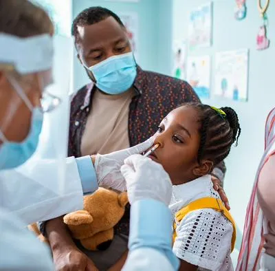 Familia en el médico. En relación con la vacuna nasal de Covid-19.