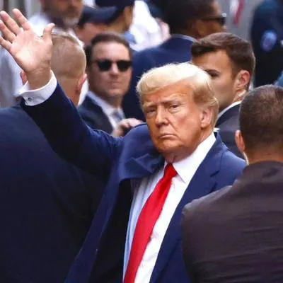 Foto de Donald Trump en corte de Nueva York mientras está detenido