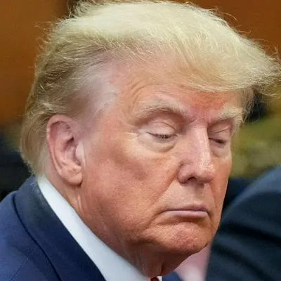 Foto de Donald Trump, en nota del expresidente y explicación de la acusación de 34 cargos en su contra por pagos.