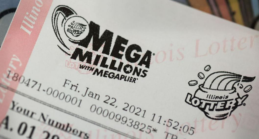 Foto de boleto de Mega Millions a propósito de acumulado para sorteo de hoy 4 abril