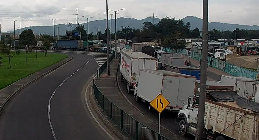 En la calle 80 hoy se registró un accidente que provocó un monumental trancón en el occidente de Bogotá.