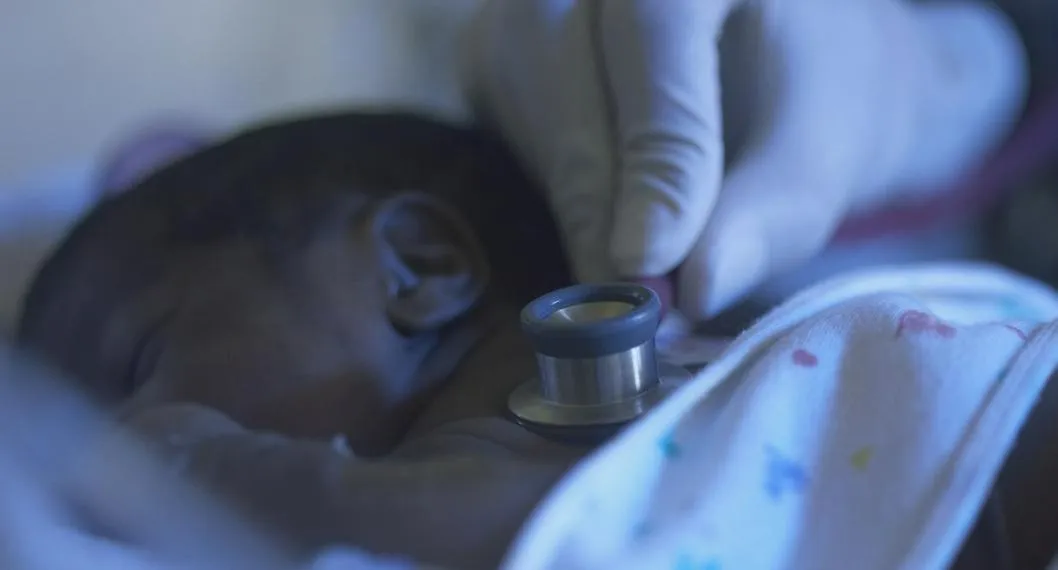 Bebé enfermo en un hospital. En referencia al niño que duró 5 días sin comer en Bucaramanga en una casa. 