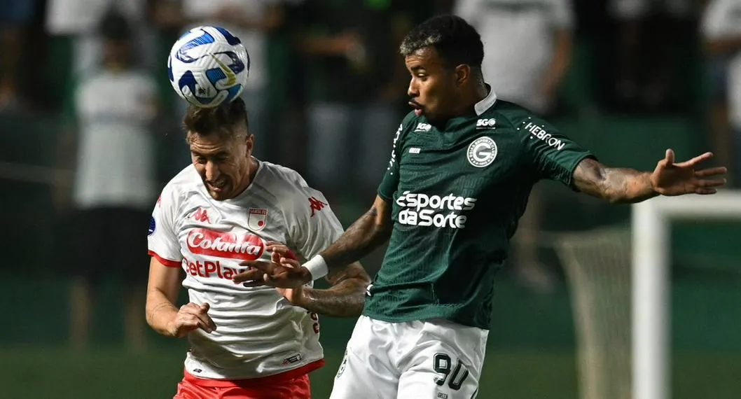 Disputa de jugadores de Santa Fe y Goiás, en el empate por Copa Sudamericana