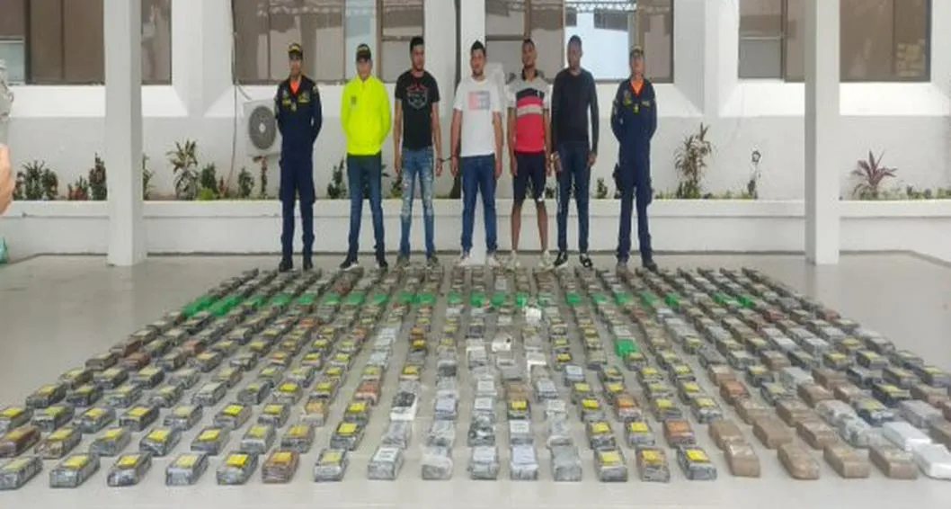Ejército incautó 397 kilos de cocaína en aguas de La Guajira. El cargamento lo llevaban tres venezolanos y un dominicano.