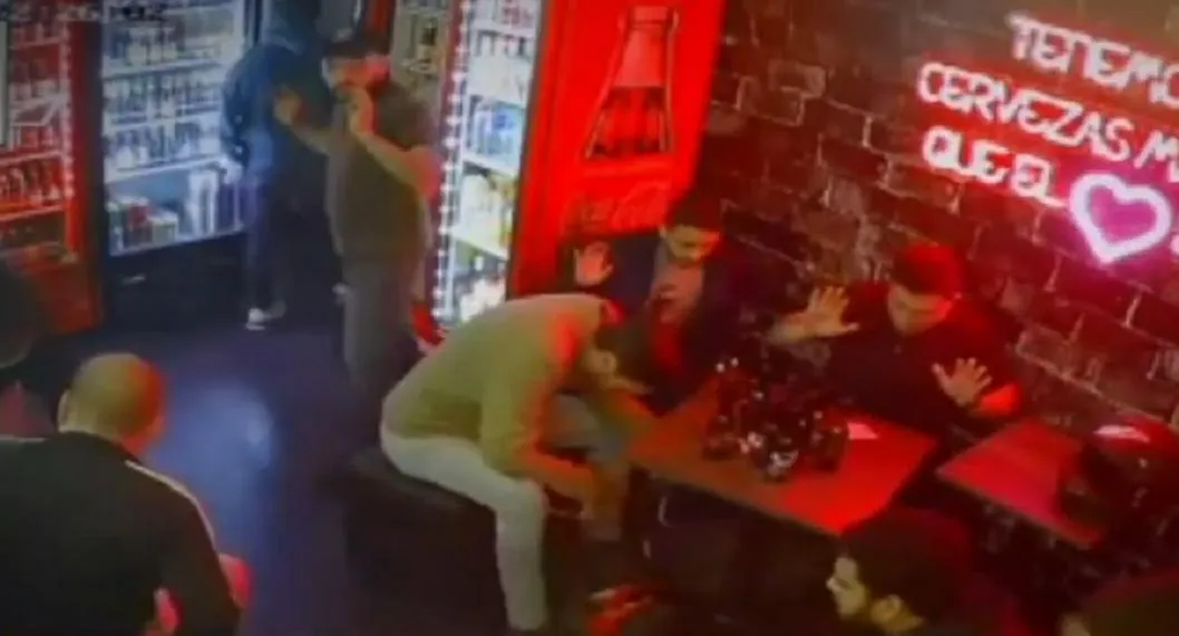 Robo en Chapinero: 4 hombres armados atracaron a 15 personas en bar.