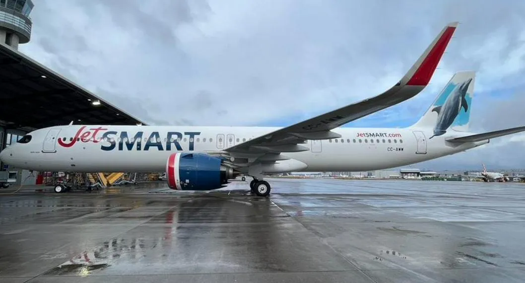 Foto de un avión de JetSmart, para ilustrar artículo sobre que presentó apelación por aval a integración de Viva y Avianca