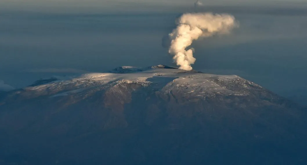 Pedirán evacuar a más de 2.000 familias de los alrededores del volcán Nevado del Ruiz, ante el riesgo inminente por una posible erupción. 