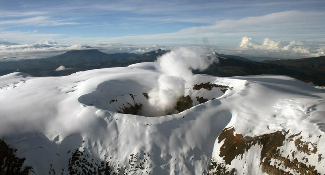 Volcán Nevado del Ruiz, porque Servicio Geológico Colombiano advirtió que Nevado del Ruiz seguirá en alerta naranja por varias semanas.