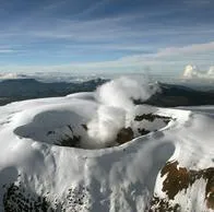 Volcán Nevado del Ruiz, porque Servicio Geológico Colombiano advirtió que Nevado del Ruiz seguirá en alerta naranja por varias semanas.