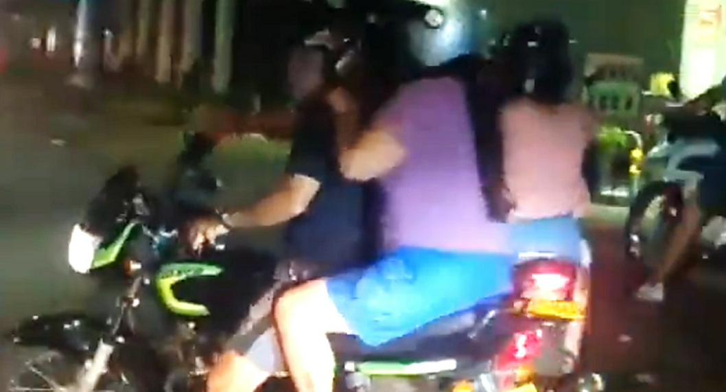 Motociclista que atacó a carro de enseñanza, pese a llevar a una mujer de parrillera