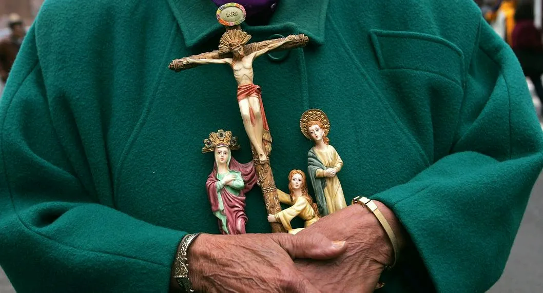 Anciana sosteniendo imágenes religiosas por la Semana Santa. Descubra 7 cosas prohibidas por la religión en la Semana Mayor. 