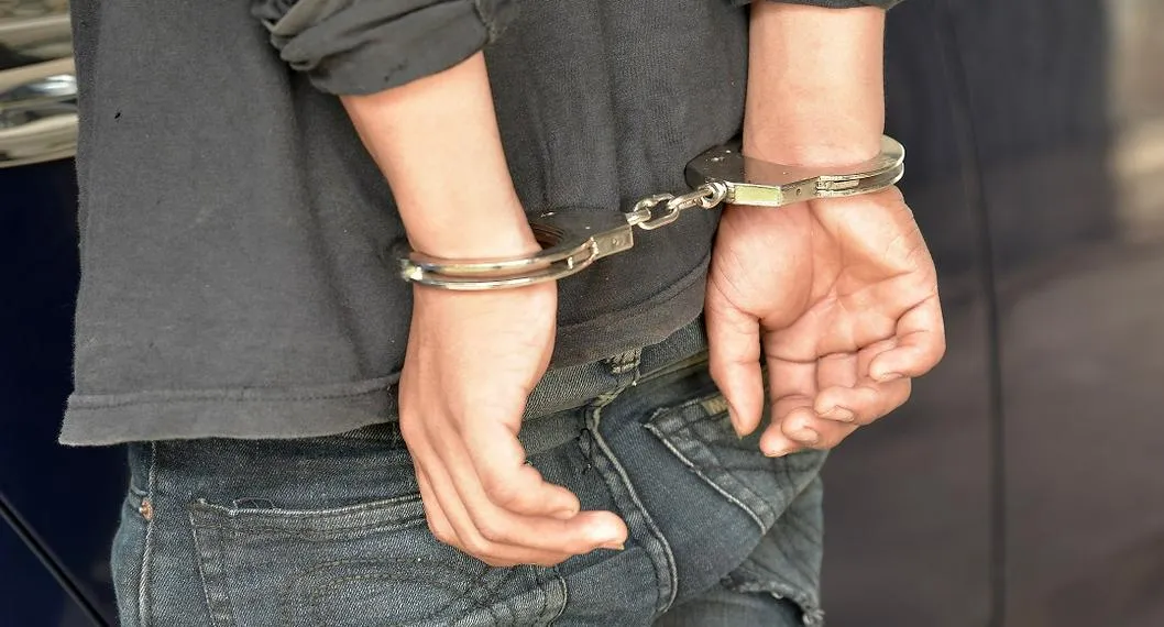 Hombre esposado. En relación con la captura de alias 'Chucha' en Antioquia.