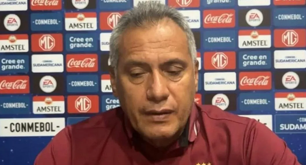 Rueda de prensa de Hernán Torres, técnico del Tolima, antes de su debut por la Copa Sudamericana 2023. Al término de la rueda de prensa le dejaron el micrófono prendido y habló mal de periodista.