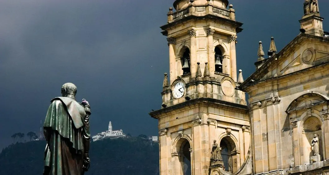 Monserrate vista desde el centro e Bogotá. A propósito de los mejores lugares para vistar en Semana Santa.