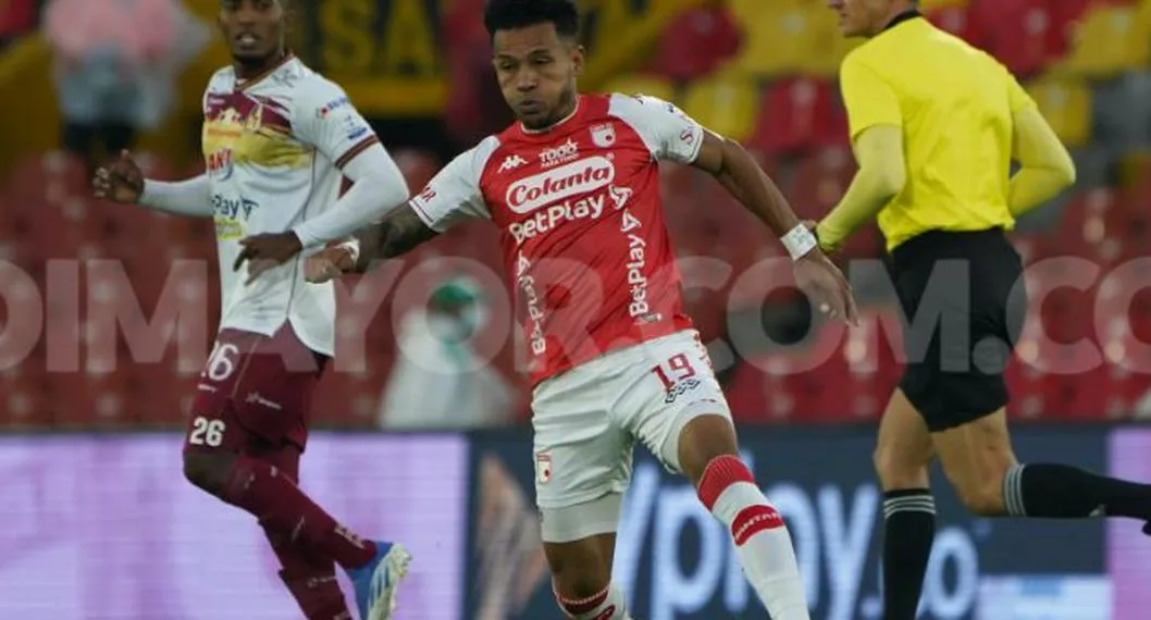 Imagen del partido Santa Fe vs. Deportes Tolima, a propósito del duro mes que le toca afrontar al equipo bogotano. Debe jugar 6 partidos en 20 días.
