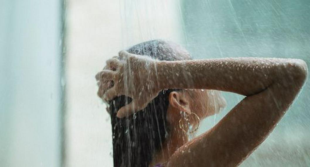 Mujer lavándose el cabello.