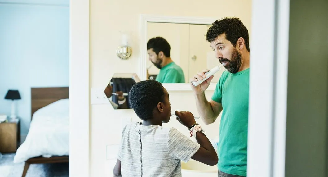 Foto de niño cepillando los dientes