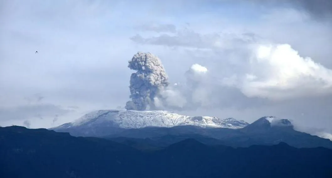 Se alistan pistas de aterrizaje para atender una emergencia por Nevado del Ruiz: "familias se niegan a evacuar"