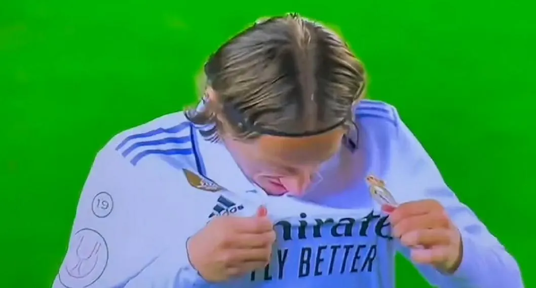 Luka Modric, jugador del Real Madrid, inhalando algo de su camiseta, luego de qué hinchas del Barcelona acusaran dopaje.