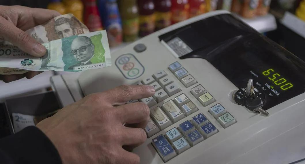 Cajero con pesos colombianos, ahora que se conoció que la inflación en Medellín, Colombia, está por las nubes.