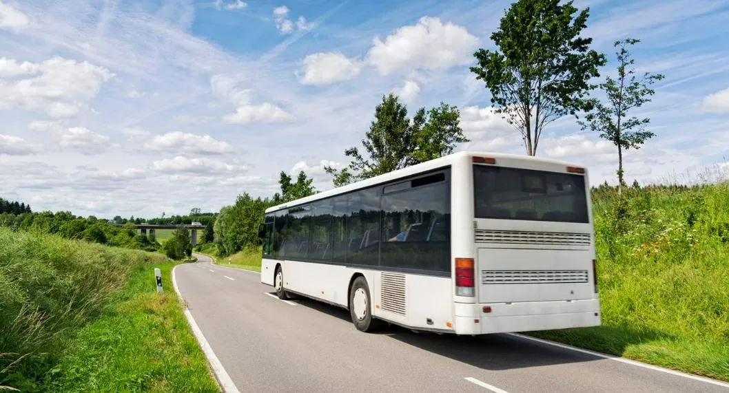Viaje en bus ilustra nota sobre el trayecto más largo del mundo.