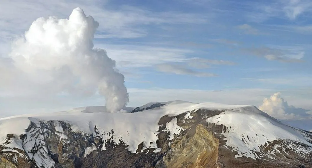Foto del volcán Nevado del Ruiz, a propósito de que la actividad continúa