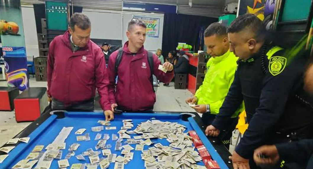 Policía de Bogotá incautó cédulas falsas y tarjetas de crédito clonadas en un billar de Kennedy, al sur de Bogotá.