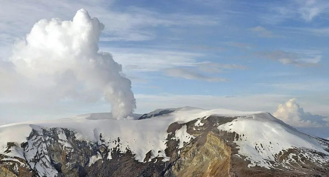 Foto del volcán Nevado del Ruiz, a propósito de qué hacer si hace erupción