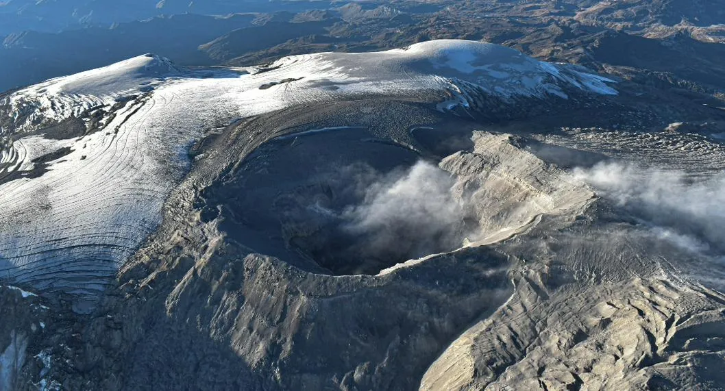 Fotografía del volcán Nevado del Ruiz, para ilustrar artículo sobre los pueblos que se alistan para evacuar. 