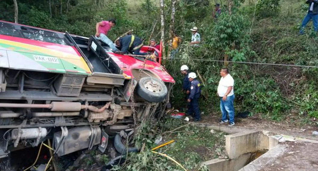 Bus intermunicipal se vuelca en Bituima, Cundinamarca, reportan un fallecido